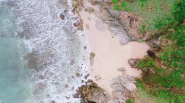 4K Hava Aracı güzel mavi deniz manzaralı. Hindistan cevizi palmiyeli plaj. Hava manzaralı İHA 'lar beyaz kumsal kumları. Mavi deniz berrak su. Özgürlük Kumsalı, Phuket, Tayland.