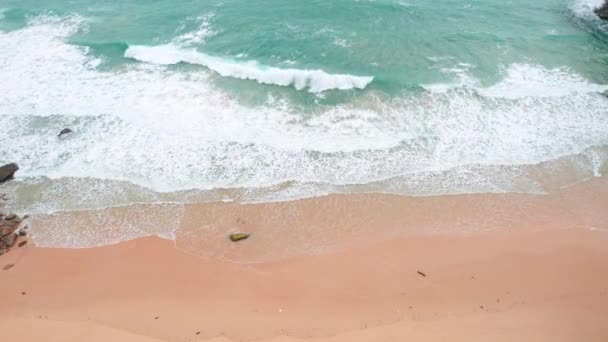 Aerial Drone Top View Menigte Van Mensen Tropische Strand Met — Stockvideo