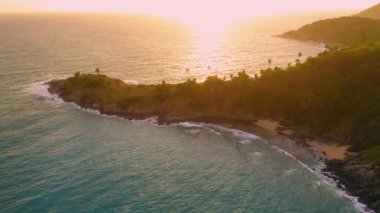 4K Aerial insansız hava aracı, Phuket, Tayland 'da günbatımı olan tropikal plajdaki insanların en iyi görüntüsü Andaman Denizi' nde ünlü bir turizm merkezidir. Sahilde oynayan mutlu insanlar.