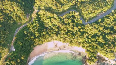 4K Areal İHA 'sı Phuket Thailand kıyı yolunun kıvrımlarına tepeden bakıyor. Phuket kıyı şeridi üzerinde güzel bir deniz aracı, ünlü bir turizm merkezidir. Plajın çevresindeki en iyi trafik yolu.