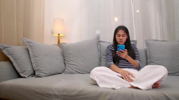 Asyalı Kadınlar Akıllı Telefon Kullanarak Sosyal Medya Kullanarak Sohbet Ederek — Stok video