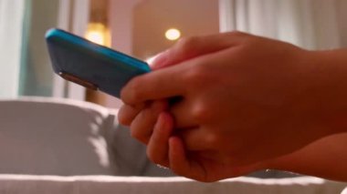 İş kadınları evde cep telefonu okuma masajı kullanırlar. Kamerayı kapat ve kadınların elini çek telefon görüşmesi yap ya da evdeki oturma odasına mesaj gönder. Teknoloji iletişim konsepti