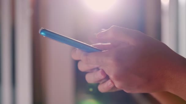 Ruka Obchodníkyženy Používají Mobilní Telefon Čtení Psaní Masáž Doma Zavřít — Stock video