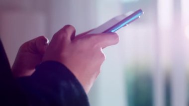 İş kadınları evde cep telefonu okuma masajı kullanırlar. Kamerayı kapat ve kadınların elini çek telefon görüşmesi yap ya da evdeki oturma odasına mesaj gönder. Teknoloji iletişim konsepti