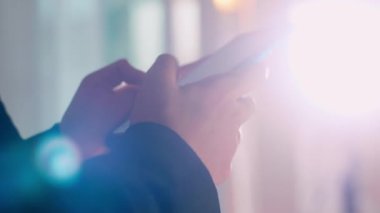 İş kadınları evde cep telefonu okuma masajı kullanırlar. Kamerayı kapat ve kadınların elini çek telefon görüşmesi yap ya da evdeki oturma odasına mesaj gönder. Teknoloji iletişim konsepti