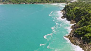 Güzel mavi deniz manzaralı havadan drone 'lar. Hindistan cevizi palmiyeli plaj. Hava manzaralı İHA 'lar beyaz kumsal kumları. Mavi deniz berrak su. Özgürlük Kumsalı, Phuket, Tayland.
