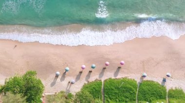 4K Aerial insansız hava aracı, Phuket, Tayland 'da günbatımı olan tropikal plajdaki insanların en iyi görüntüsü Andaman Denizi' nde ünlü bir turizm merkezidir. Sahilde oynayan mutlu insanlar.