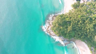 4K Aerial insansız hava aracı, Phuket, Tayland 'da günbatımı olan tropikal plajdaki insanların en iyi görüntüsü Andaman Denizi' nde ünlü bir turizm merkezidir. Sahilde oynayan mutlu insanlar.