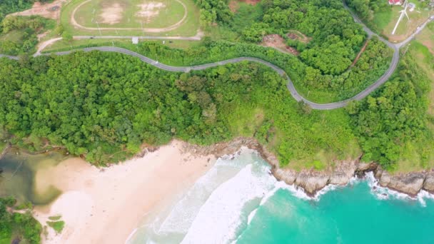 Areal Drone Top View Curves Coast Roadプーケット島タイの美しい海岸線トップビュー海岸で撮影されたドローンプーケットは有名な観光地です ビーチの周りのトップビュー交通道路 — ストック動画