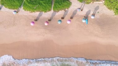 4K Aerial insansız hava aracı, Phuket, Tayland 'da günbatımı olan tropikal plajdaki insanların en iyi görüntüsü Andaman Denizi' nde ünlü bir turizm merkezidir. Sahilde oynayan mutlu insanlar.