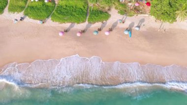 4K Aerial insansız hava aracı, Phuket, Tayland 'da günbatımı olan tropikal plajdaki insanların en iyi görüntüsü Andaman Denizi' nde ünlü bir turizm merkezidir. Sahilde oynayan mutlu insanlar.