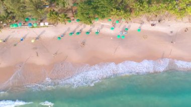 4K Aerial insansız hava aracı, Phuket, Tayland 'da günbatımı olan tropikal plajdaki insanların en iyi görüntüsü Andaman Denizi' nde ünlü bir turizm merkezidir. Sahilde oynayan mutlu insanlar.