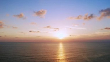 4K Aerial görüntüsü Drone görüntüsü denizden günbatımına doğru bulutlar ve güneş ışığı ile yansıyor. Güzel Phuket plajı Andaman Denizi 'nde ünlü bir turizm merkezidir..