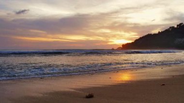 4K Aerial görüntüsü Drone görüntüsü denizden günbatımına doğru bulutlar ve güneş ışığı ile yansıyor. Güzel Phuket plajı Andaman Denizi 'nde ünlü bir turizm merkezidir..