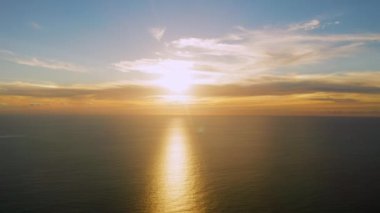 4K Aerial görüntüsü Drone görüntüsü denizden günbatımına doğru bulutlar ve güneş ışığı ile yansıyor. Güzel Phuket plajı Andaman Denizi 'nde ünlü bir turizm merkezidir..