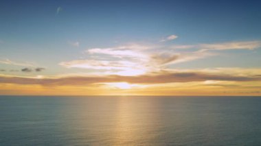 4K Aerial görüntüsü Drone görüntüsü denizden günbatımına doğru bulutlar ve güneş ışığı ile yansıyor. Güzel Phuket plajı Andaman Denizi 'nde ünlü bir turizm merkezidir..