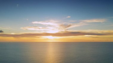 4K Aerial görüntüsü Drone görüntüsü denizden günbatımına doğru bulutlar ve güneş ışığı ile yansıyor. Güzel Phuket plajı Andaman Denizi 'nde ünlü bir turizm merkezidir..