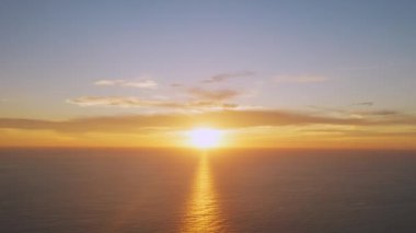 4K Aerial görüntüsü Drone görüntüsü denizden günbatımına doğru bulutlar ve güneş ışığı ile yansıyor. Güzel Phuket plajı Andaman Denizi 'nde ünlü bir turizm merkezidir..