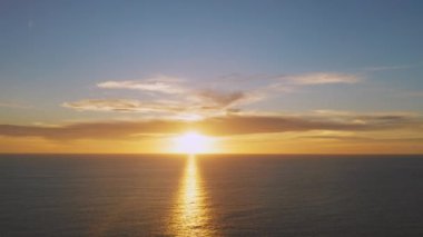 4K Aerial görüntüsü Drone görüntüsü denizden günbatımına doğru bulutlar ve güneş ışığı ile yansıyor. Güzel Phuket plajı Andaman Denizi 'nde ünlü bir turizm merkezidir..