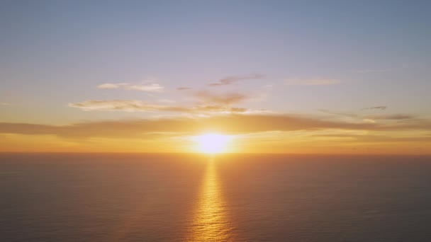 Flygfoto Drönarvy Som Rör Sig Framåt Över Havet Till Solnedgången — Stockvideo