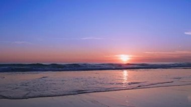 4K Phuket Tayland ve günbatımı gökyüzü ile güzel tropikal plaj. Güzel Phuket plajı, Andaman Denizi yaz konseptinde ünlü bir turizm merkezidir. Covid-19 'dan sonra yeni normal