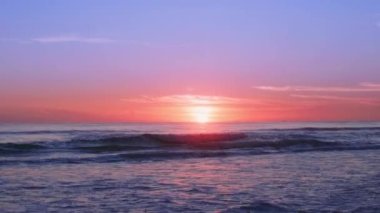 4K Phuket Tayland ve günbatımı gökyüzü ile güzel tropikal plaj. Güzel Phuket plajı, Andaman Denizi yaz konseptinde ünlü bir turizm merkezidir. Covid-19 'dan sonra yeni normal