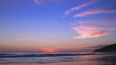 4K Phuket Tayland ve günbatımı gökyüzü ile güzel tropikal plaj. Güzel Phuket plajı, Andaman Denizi yaz konseptinde ünlü bir turizm merkezidir. Covid-19 'dan sonra yeni normal