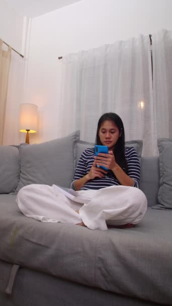 Ασιάτισσες Χαλαρώνουν Χρησιμοποιώντας Smartphone Surfing Social Media Chat Παίζοντας Παιχνίδια — Αρχείο Βίντεο