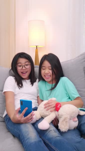 Happy Siblings Children Sitting Sofa Living Room Speak Parent Mobile — Stock Video