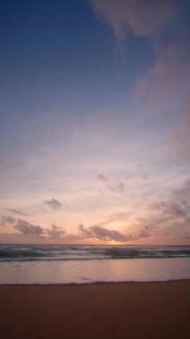 4K Phuket Tayland ve günbatımı gökyüzü ile güzel tropikal plaj. Güzel Phuket plajı, Andaman Denizi yaz konseptinde ünlü bir turizm merkezidir. Covid-19 'dan sonra yeni normal