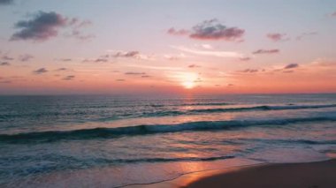 4K Phuket Tayland ve günbatımı gökyüzü ile güzel tropikal plaj. Güzel Phuket plajı, Andaman Denizi yaz konseptinde ünlü bir turizm merkezidir. Covid-19 'dan sonra yeni normal
