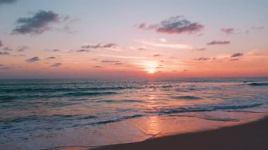 4K Phuket Tayland ve günbatımı gökyüzü ile güzel tropikal plaj. Güzel Phuket plajı, Andaman Denizi yaz konseptinde ünlü bir turizm merkezidir. Covid-19 'dan sonra yeni normal