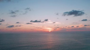 4K Phuket Tayland ve günbatımı gökyüzü ile güzel tropikal plaj. Güzel Phuket plajı, Andaman Denizi yaz konseptinde ünlü bir turizm merkezidir. Covid-19 'dan sonra yeni normal