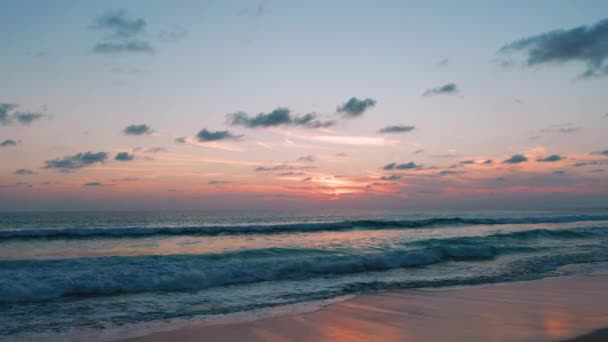 Phuket Tayland Günbatımı Gökyüzü Ile Güzel Tropikal Plaj Güzel Phuket — Stok video