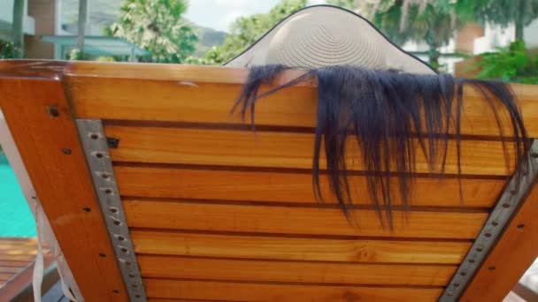 Reisenden Touristin Hut Erholsamen Urlaub Glücklichen Urlaub Luxushotel Tropischen Resort — Stockvideo