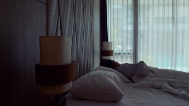 Positieve Aziatische Vrouw Wakker Bed Stretching Vrouwen Worden Wakker Voelen — Stockvideo