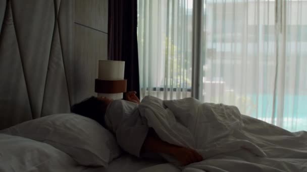 Позитивна Азіатка Прокидається Ліжку Розтягуючись Жінки Прокидаються Відчуваючи Себе Щасливими — стокове відео