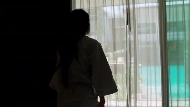 Femme Asiatique Positive Réveiller Sur Lit Étirement Les Femmes Réveillent — Video