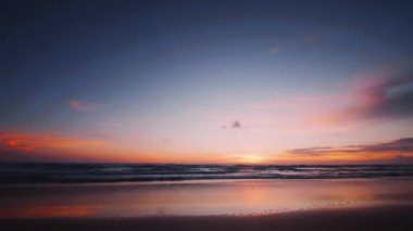 4K Aerial insansız hava aracı, Phuket, Tayland 'da günbatımı olan tropikal plajdaki insanların en iyi görüntüsü Andaman Denizi' nde ünlü bir turizm merkezidir. Sahilde oynayan mutlu insanlar.