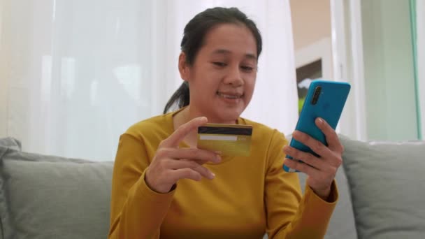 Žena Držící Kreditku Používající Mobil Ženy Pracují Doma Online Nakupování — Stock video