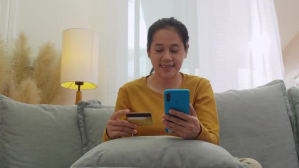 Женщина Держит Кредитку Пользуется Мобильным Телефоном Женщины Работающие Дома Интернет — стоковое видео
