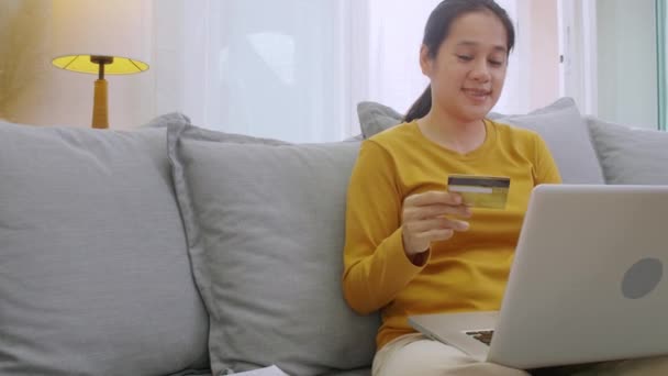 Жінка Тримає Кредитну Картку Використовує Мобільний Телефон Жінки Працюють Вдома — стокове відео