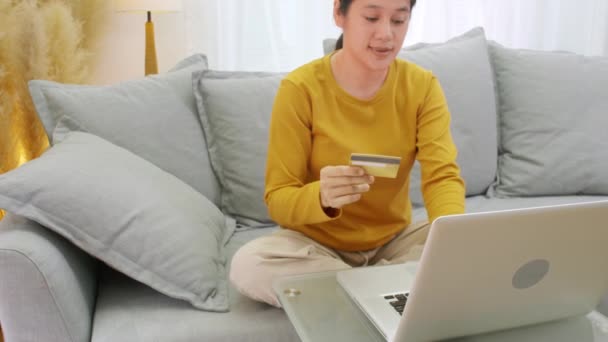 Kobieta Kartą Kredytową Telefonem Komórkowym Kobiety Pracujące Domu Zakupy Online — Wideo stockowe
