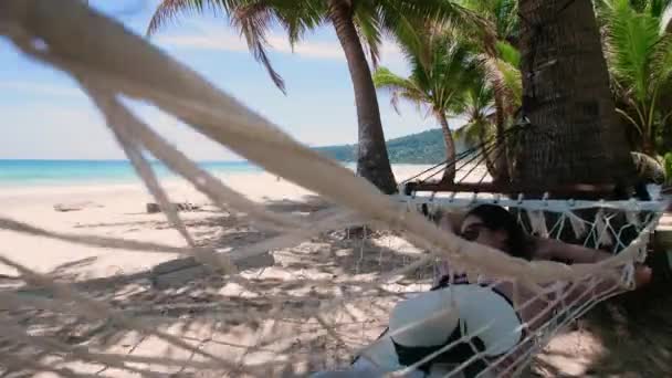 Phuket Tailândia Mulher Jovem Asiática Relaxante Com Livro Rede Praia — Vídeo de Stock