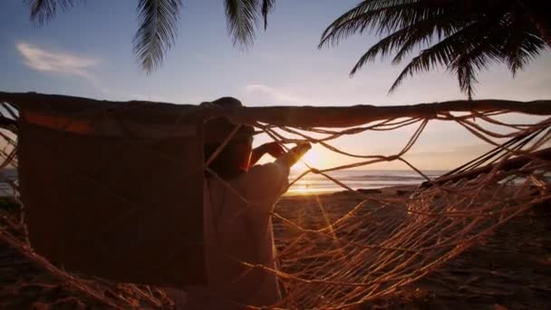 Фокет Таїланд Азійська Молода Жінка Відпочиває Гамаку Біля Пляжу Заході — стокове відео