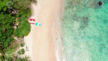 Phuket, Tayland insansız hava aracı. Tropikal plajda gün batımında güzel Phuket plajında bulunan kalabalık Andaman Denizi 'nde ünlü bir turizm merkezidir.