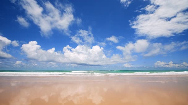 Hermosa Playa Tropical Con Cielo Azul Nubes Playa Tropical Con — Vídeos de Stock