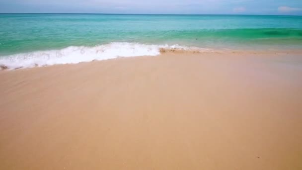 4K美丽的热带海滩 蓝天蓝云 热带海滩 海浪冲刷着空旷的海滩 泰国安达曼普吉海滩 夏日美丽的海沙和天空度假自由 — 图库视频影像