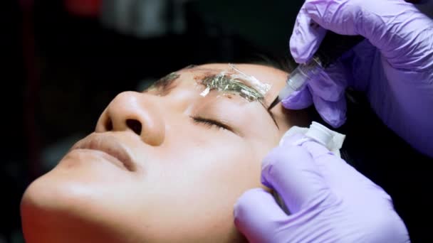 Feche Tatuagem Sobrancelha Microblading Esteticista Luvas Faz Correções Maquiagem Permanente — Vídeo de Stock