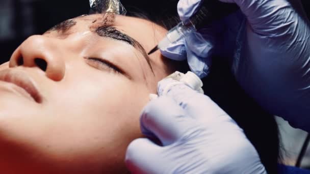 Tatuaje Cejas Microscópicas Esteticista Guantes Hace Correcciones Permanentes Del Maquillaje — Vídeo de stock